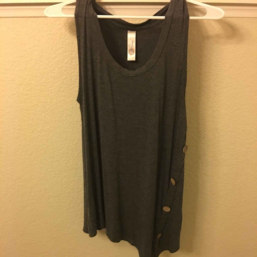 Angled tank with buttons